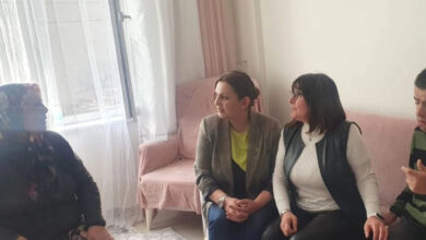 AK Parti Odunpazarı Kadın Kolları Başkanı Lale Yıldıran Şahin, engelli bireyin ebeveyni ile konuşuyor.