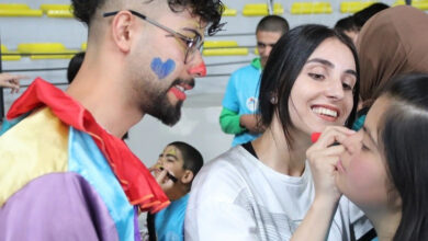 Engelliler Haftası etkinlikleri kapsamında engelli bireyin yüzüne boya sürülüyor.