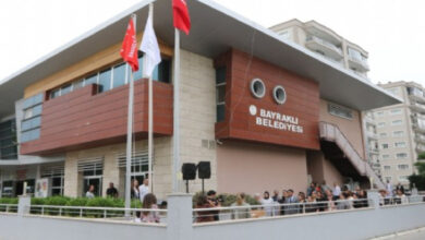 Bayraklı Belediye binası önünden çekilmiş bir fotoğraf.