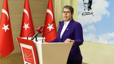 CHP Genel Başkan Yardımcısı Zeliha Aksaz Şahbaz, kürsü önünde basın açıklaması yapıyor.