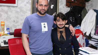 Süleyman Erim ve Doç. Dr. Çağatay Engin ayakta ve yan yana duruyorlar.