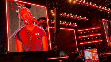 Dev bir ekrana Coldplay Solisti Chris Martin, şarkı söylerken görüntüsü veriliyor.