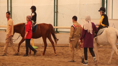 Diyarbakır Hipodrumu Atla Terapi Merkezinde, engelli öğrenciler atın üstünde ve engelli bireylerin ebeveynleri ile görevli kişilerde yürüyerek eşlik ediyorlar.