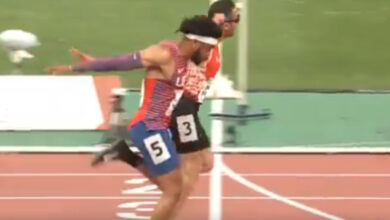 Dünya Para Atletizm Şampiyonası'nda mücadele eden Serkan Yıldırım ve ikinci olan rakibinin yarış bitme çizgisinden bir fotoğraf.