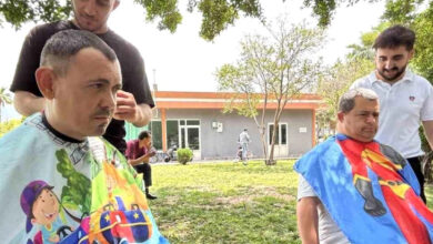 Engelli bireyler etkinlikte tıraş oluyor.