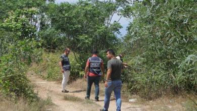 Polisler yeşil bir alanda kayıp olan işitme engelli kadını arama çalışmaları yapılıyor.