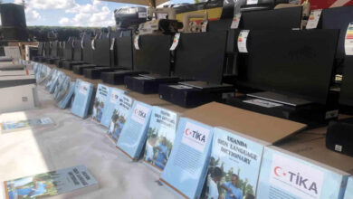 Engelli öğrenciler için toplanan kitap, bilgisayar gibi eğitim malzemeleri sergileniyor.