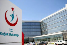 Bir bina önünde "T.C Sağlık Bakanlığı" yazısı ve bakanlığın logosu var.