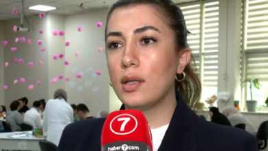 Engelliler Sarayı Müdürü Elif Karaarslan, mikrofona konuşuyor.