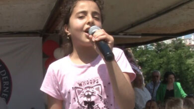 Engelsiz Bahar Şenliği etkinliği kapsamında bir engelli kız çocuğu şarkı söylüyor.