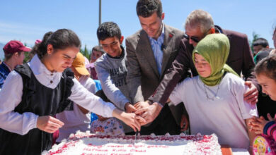 Erbaa Belediye Başkanı Ertuğrul Karagöl ile birlikte engelli bireyler pasta kesiyorlar.