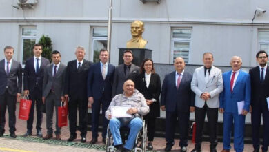 Erişilebilirlik Belgesi töreninde ödül alan 13 kurumun yöneticileri yan yana fotoğraf çektiriyor.