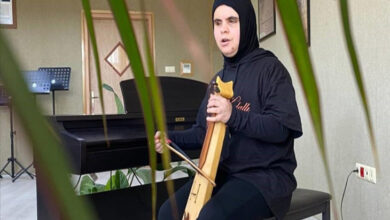 Görme engelli Esenay Duru Köse, müzik sınıfında kemençe çalışıyor.