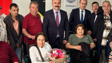 Eskişehir Aile ve Sosyal Hizmetler İl Müdürlüğü Müdürü Orhan Bayrak ve Türkiye Sakatlar Derneği Şubesi’nin üyeleri var.