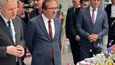 "Farklılığım Benim Gücüm!" sergisinde katılım gösteren protokol üretilen ürünleri inceliyor.