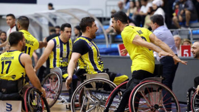 Fenerbahçe Göksel Çelik Tekerlekli Sandalye Basketbol Takımı, galibiyet sevincini yaşıyor.