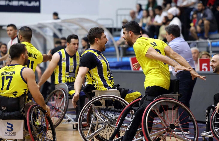 Fenerbahçe Göksel Çelik Tekerlekli Sandalye Basketbol Takımı, galibiyet sevincini yaşıyor.