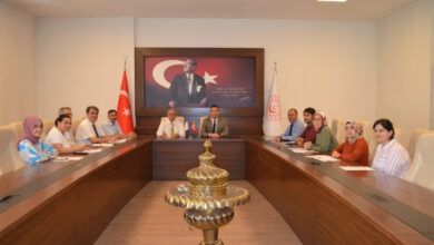 Gaziantep Aile ve Sosyal Hizmetler İl Müdürlüğü, düzenlediği toplantıya katılım gösteren kurum yöneticileri karşılıklı oturuyor.