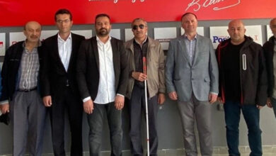 Altı Nokta Körler Derneği Çorum Şubesi üyesi görme engelli bireyler ve Çorum Basın Derneği’nin üyesi olan basın mensupları fotoğraf çekiliyor.