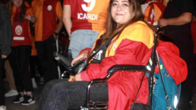 Bedensel engelli tekerlekli sandalye kullanıcısı kadın taraflar, Galatasaray'ın şampiyonluğunu kutluyor.