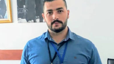 Haksen Genel Sekreteri Murat Göçer ayakta durarak kameraya bakıyor.