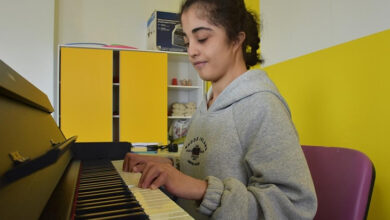 Havin Bingöl, sınıfta oturarak piyano çalıyor.