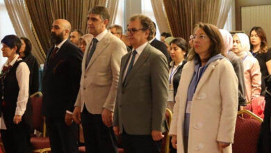 İki Kere Özel Öğrenciler: Öğrenme Dezavantajı Olan Özel Yeteneklileri Fark Edelim!" projesi açılışında tüm katılımcılar ayakta duruyor.