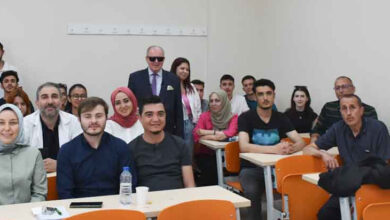 Kırıkkale MYO Öğrencileri ve Bekir Akdeniz fotoğraf kadrajında.