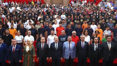 Mersin'de düzenlenen 'Mersin Engelsiz Kariyer ve İstihdam Günü' etkinliğinde, engelli bireyler ve katılımcılar konferans salonunda ayakta fotoğrafları çekilmiş.