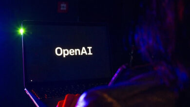 Bir dizüstü bilgisayarın ekranında OpenAI yazısı var.