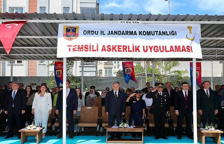 Ordu İl Jandarma Komutanlığı’nda engelli bireyler için " Temsili Askerlik Uygulaması And İçme Töreni"nde protokol ve askerler tarafından askeri selam veriliyor.