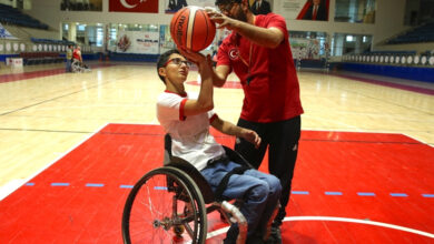 Rukiye Ertuş, basketbol antrenörü ile basketbol sahasında antrenman yapıyor.