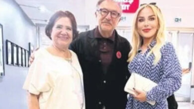 Yasemin Zanbak,fuara destek veren sanatçılarla birlikte fotoğraf çektiriyor.