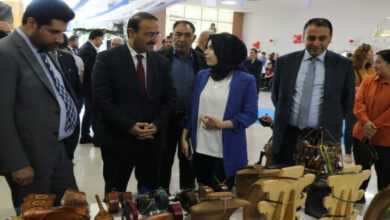 Görselde engelli bireylerin el emeği ürünlerini sergide Şanlıurfa Büyükşehir Belediyesi yetkilileri ve konuklar inceliyor.