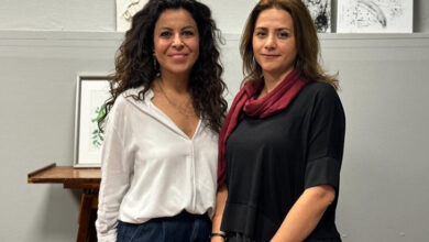Prof. Dr. Aslı Sungur ve Doç. Dr. Selin Yıldız yan yana yüzleri kameraya dönük şekilde fotoğraf çekimi için poz veriyorlar.