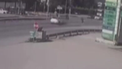 Yaya geçidinden yolun karşısına geçmeye çalışan bir yaya ve hızlı bir şekilde yayanın üzerine doğru giden bir otomobil var.