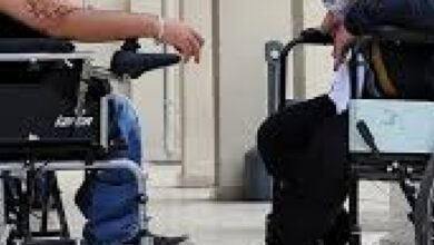 Manuel tekerlekli sandalye ve akülü tekerlekli sandalye kullanıcısı iki engelli birey var.