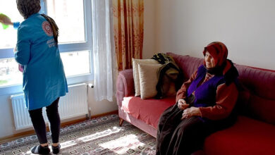 Ulusal Vefa Programı kapsamında bakım ihtiyacı olan yaşlı ve engelli bireyin evinin camları bakanlığa bağlı personel tarafından temizleniyor.