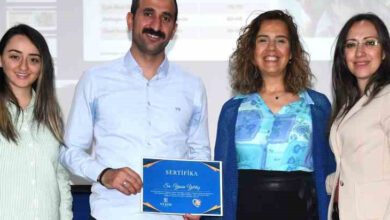 Engelli hakları ile ilgili konuşma sonrasında sahnedeki konuklara belge verilmektedir.