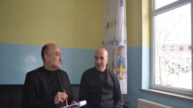 Zihinsel Yetersiz Çocukları Yetiştirme ve Koruma Vakfı şubesinin kurucusu bedensel engelli Ürfi Atalay ile röportaj yapılıyor.