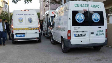 Görselde "Cenaze Aracı", "Olay Yeri İnceleme" ve "Ambulans" araçları bir mahalle arasına park etmişler.