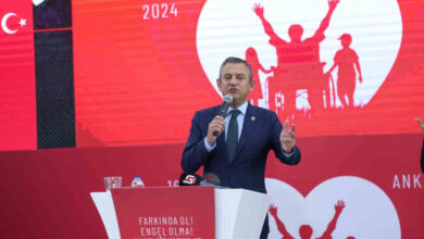 Cumhuriyet Halk Partisi Genel Başkanı Özgür Özel, kürsüde elinde mikrofon tutarak konuşuyor.