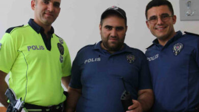 Zihinsel engelli Kadir Can Acar'a polis üniforması giydirilmiş ve her iki yanında bir polis memuru ile fotoğraf çekilmiş.