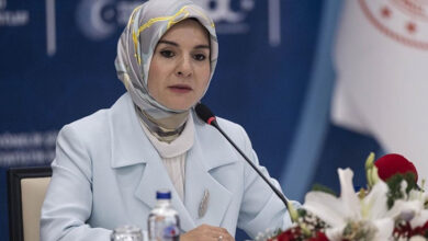 Aile ve Sosyal Hizmetler Bakanı Mahinur Özdemir Göktaş, masa üzerinde bulunan kağıt ve mikrofon başında oturarak açıklamada bulunuyor.