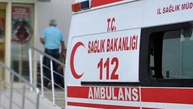 Bir ambulans aracı ve araç üzerinde "T.C SAĞLIK BAKANLIĞI 112 AMBULANS" yazısı var.