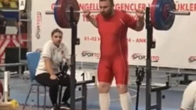 Görme engelli halterci Mesut Köktepe, halteri omuzlarına alıyor.