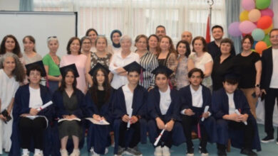 İşitme engelli öğrenciler ve öğretmenler mezuniyet töreninde toplu fotoğraf çekimi yapılıyor.