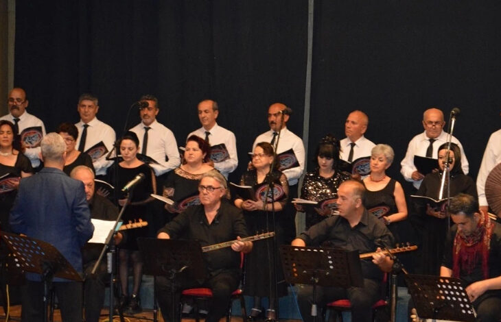 Türk Halk Müziği Korusu çeşitli müzik aletleri ile konser veriyor.