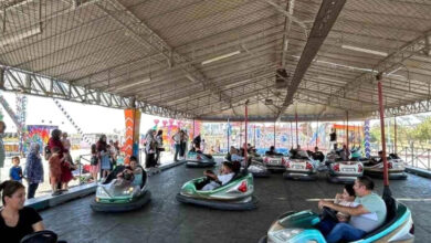Lunaparkta "çarpışan araba" olarak bilinen küçük araçlarla engelli bireyler ve aileleri eğleniyor.