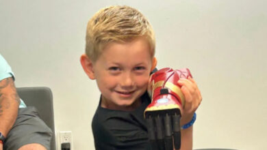 Iron Man film karekterinin kullandığı özellikleri olan kostümden, Jordan Marotta’ya biyonik kahraman kolu yapılmış.